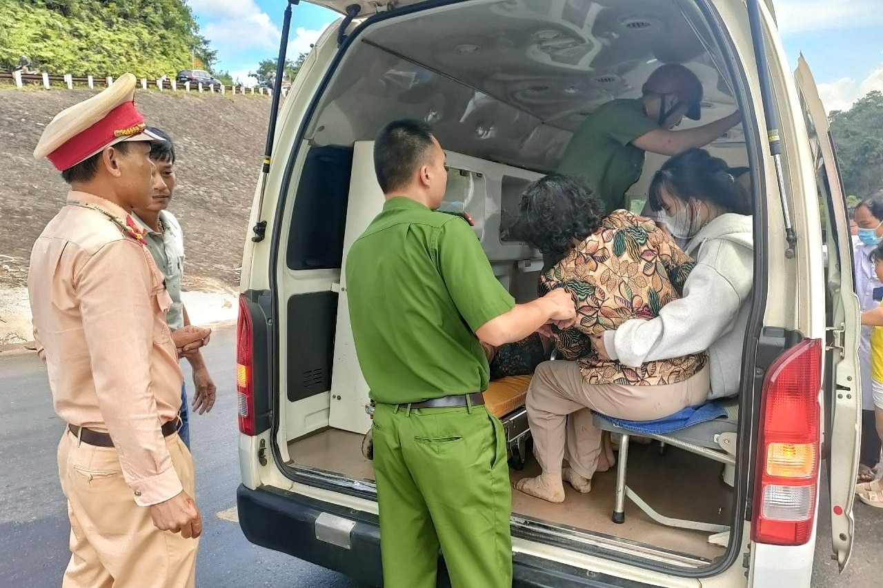 Cứu hộ vụ lật xe khách chở 45 người ở Đắk Nông- Ảnh 2.
