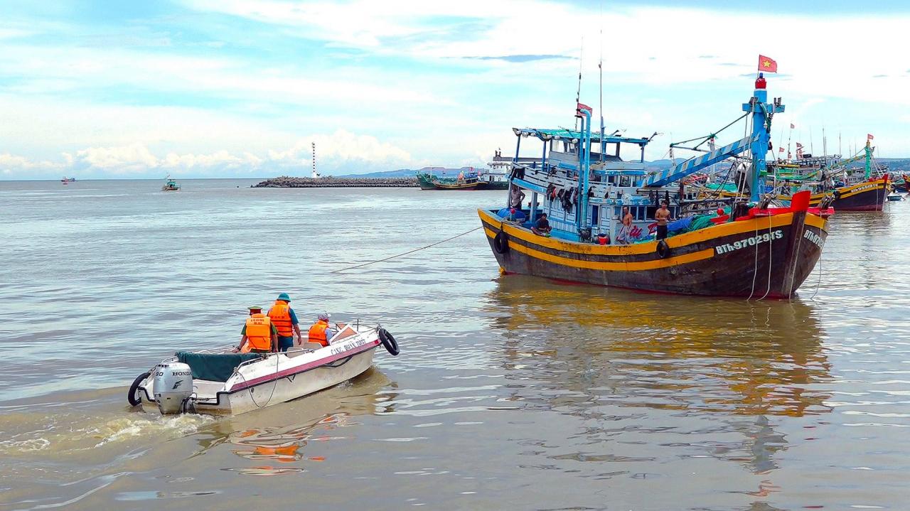 bo-doi-bien-phong-tuan-tra-tuyen-truyen-phong-chong-dich-covid-19-voi-cac-thuyen-vien-khi-tau-thuyen-vao-neo-dau-tai-cang-ca-phan-thiet-anh-nl-2-.jpg