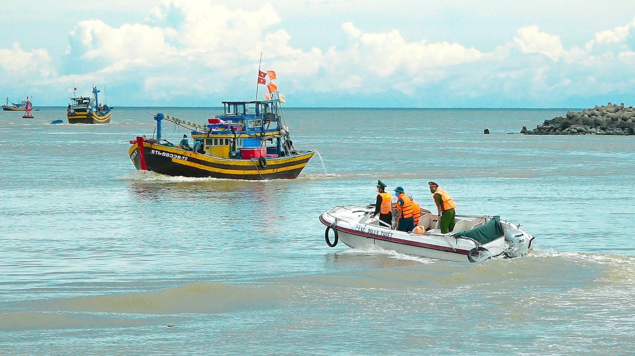 bo-doi-bien-phong-tuan-tra-tuyen-truyen-phong-chong-dich-covid-19-voi-cac-thuyen-vien-khi-tau-thuyen-vao-neo-dau-tai-cang-ca-phan-thiet-anh-nl-8-.jpg