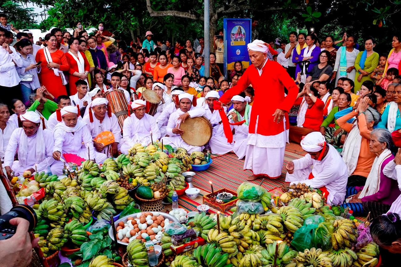 nl.-dai-le-cung-ta-on-nu-than-po-sah-inu-va-cac-vi-than-linh.jpg