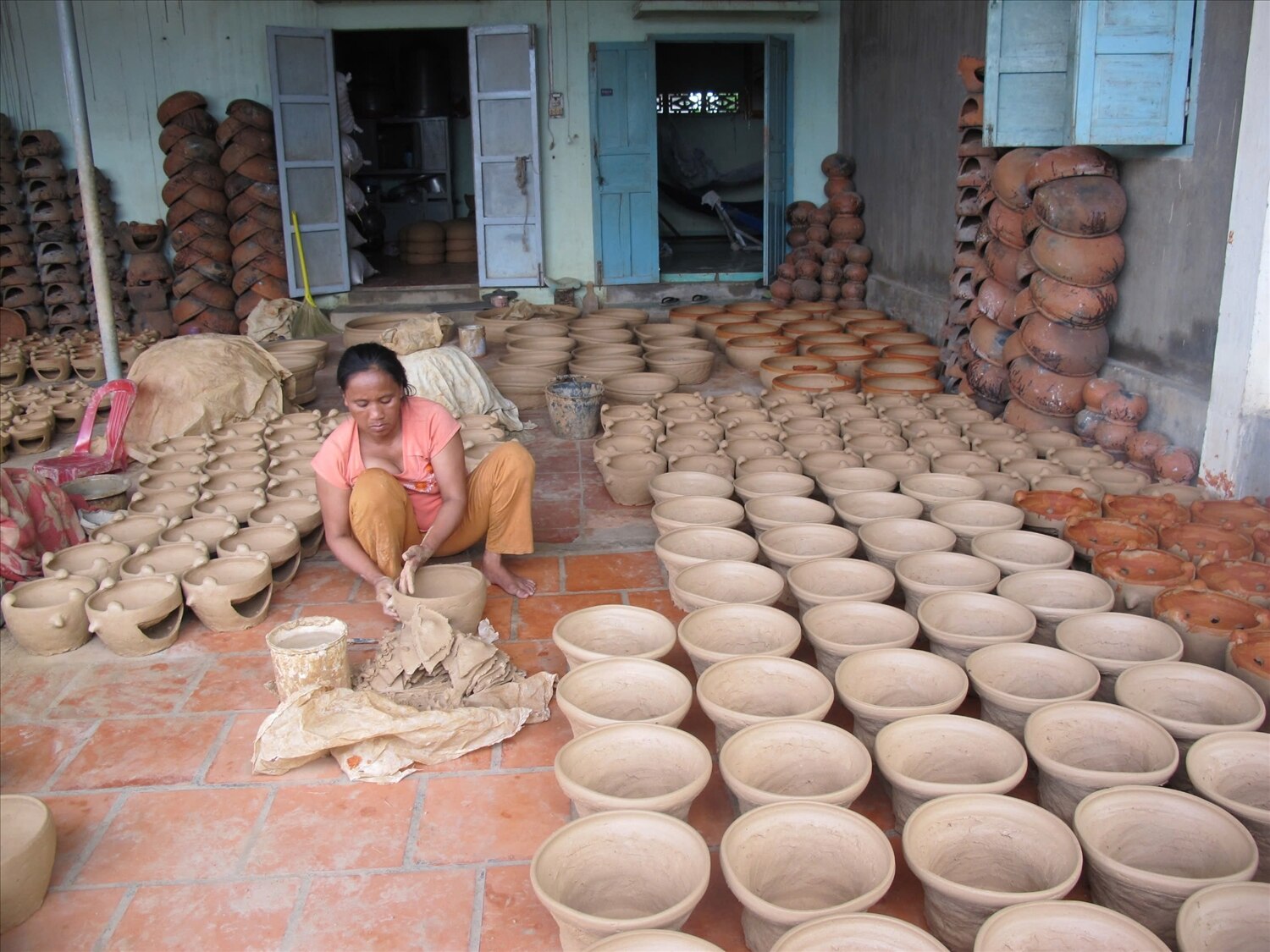 Nghệ nhân làng Bình Đức Dụng Thị Mai Linh đang làm sản phẩm gốm gia dụng chuyên về Hoả lò