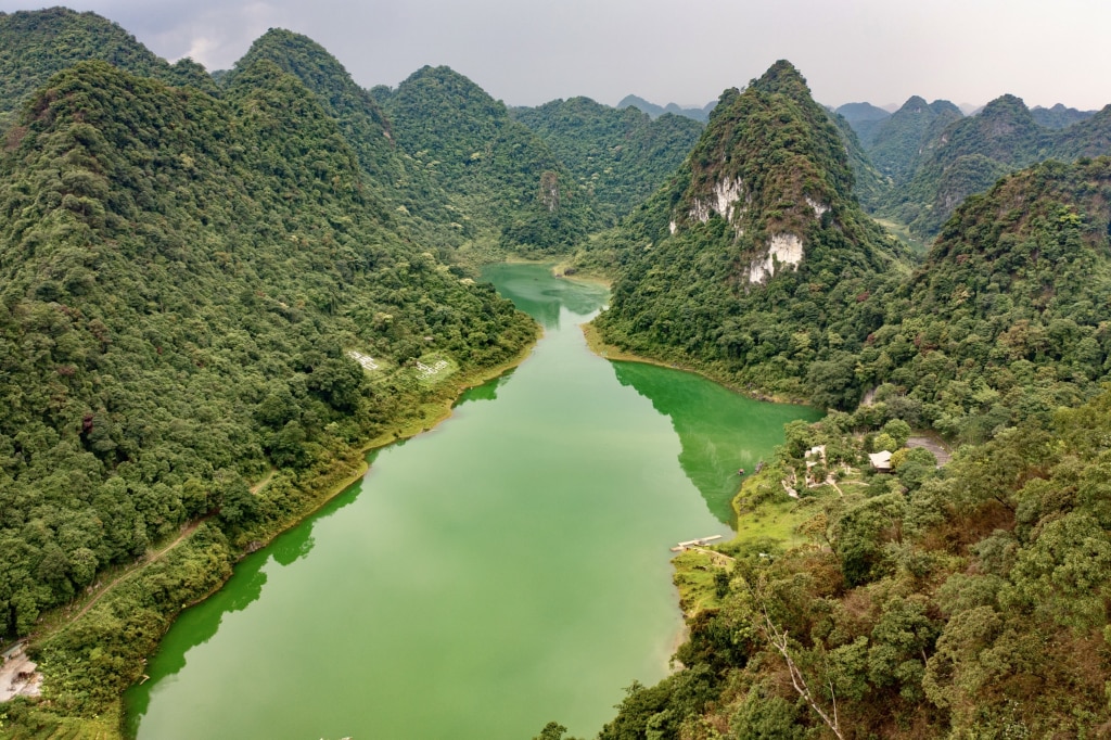 Nằm trên độ cao hơn 1.000 m so với mực nước biển, hồ Thang Hen như một hòn ngọc trên núi với cảnh đẹp kỳ vĩ và thơ mộng.