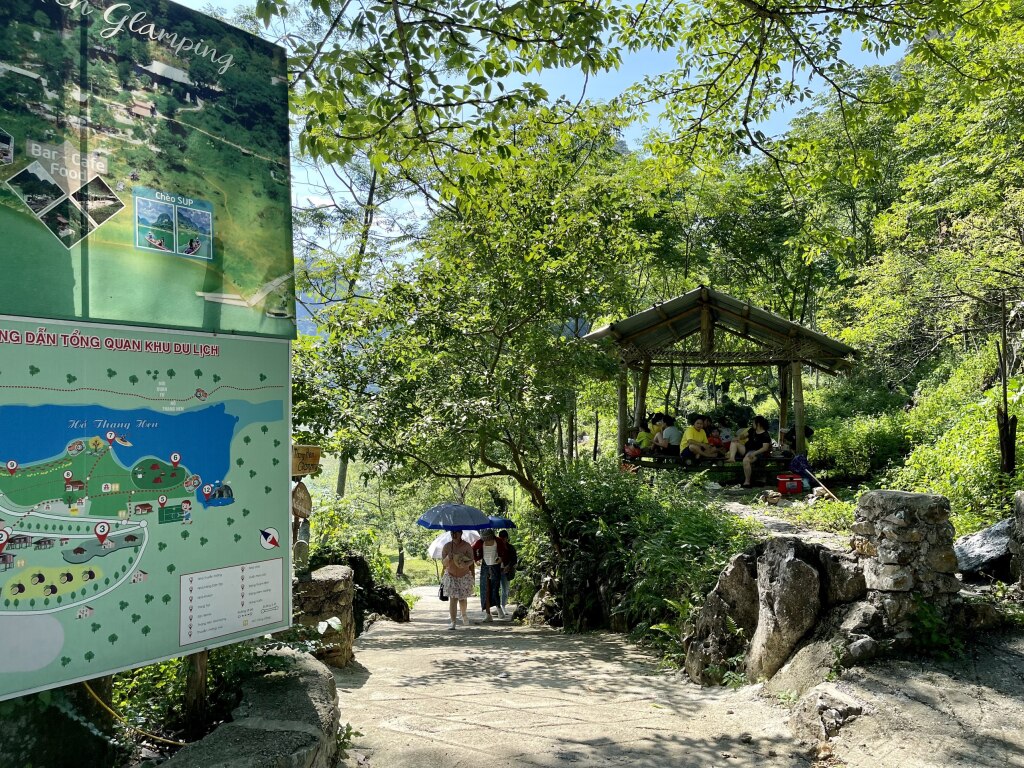 Hồ Thang Hen được khách du lịch trong nước lẫn khách du lịch nước ngoài đặt cho cái tên độc đáo là “Tuyệt tình cốc” tại Non nước Cao Bằng.