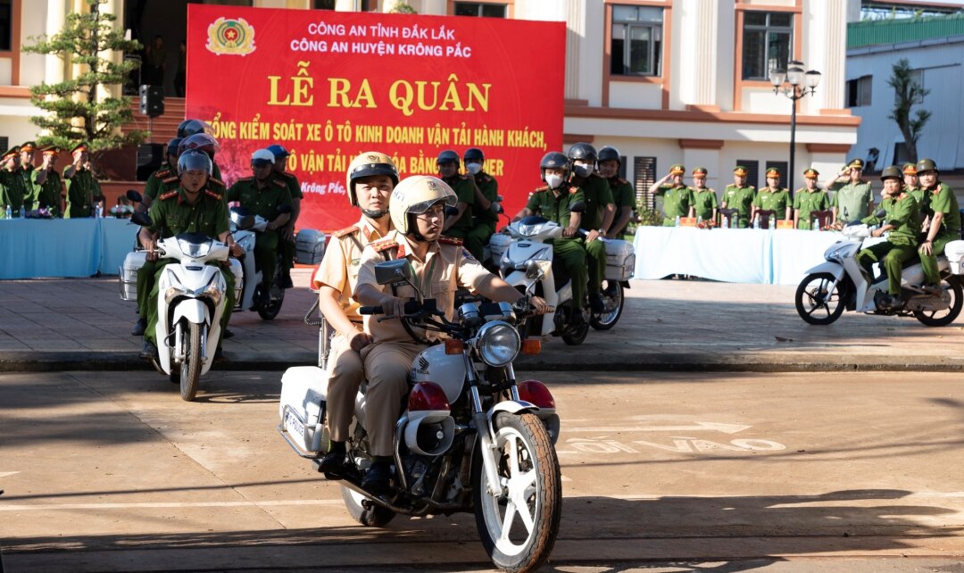 Cán bộ, chiến sĩ Công an huyện Krông Pắc ra quân tổng kiểm soát xe ô tô kinh doanh vận tải. (Ảnh minh họa).