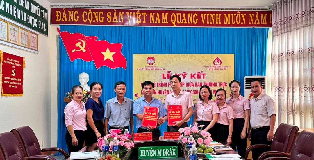 Đại diện lãnh đạo Ủy ban MTTQ Việt Nam huyện M’Drắk và Ngân hàng Chính sách xã hội huyện ký kết chương trình phối hợp. 