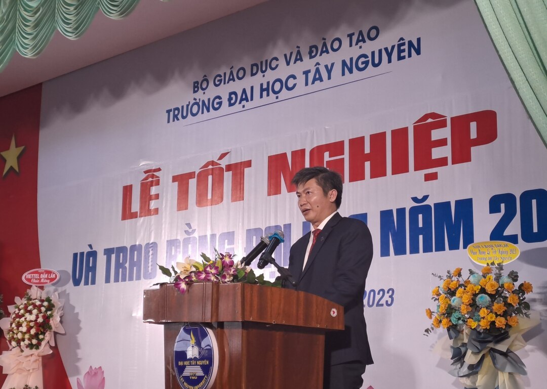 TS. Nguyễn Thanh Trúc, Phó Bí thư Đảng uỷ, Hiệu trưởng nhà trường lên phát biểu trong buổi lễ tốt nghiệp. 