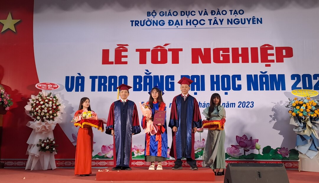 Nhà trường trao bằng tốt nghiệp cho sinh viên Khoa Y Dược. 