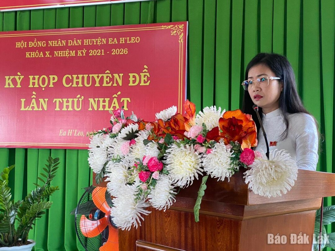 Chủ tịch HĐND huyện Ea Hleo Bùi Thị Hà Giang phát biểu tại Kỳ họp.