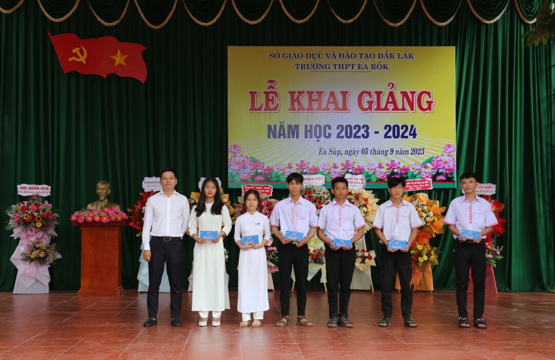 Nhà tài trợ trao học bổng tặng các học sinh nghèo