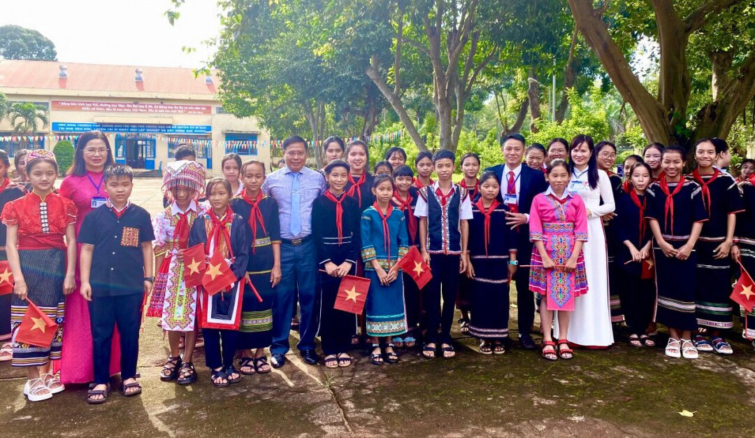 Lãnh đạp UBND huyện Cư Mgar chia sẻ niềm vui đón chào năm học mới với thầy cô, các em học sinh Trường Phổ thông DTNT THCS huyện Cư Mgar. 