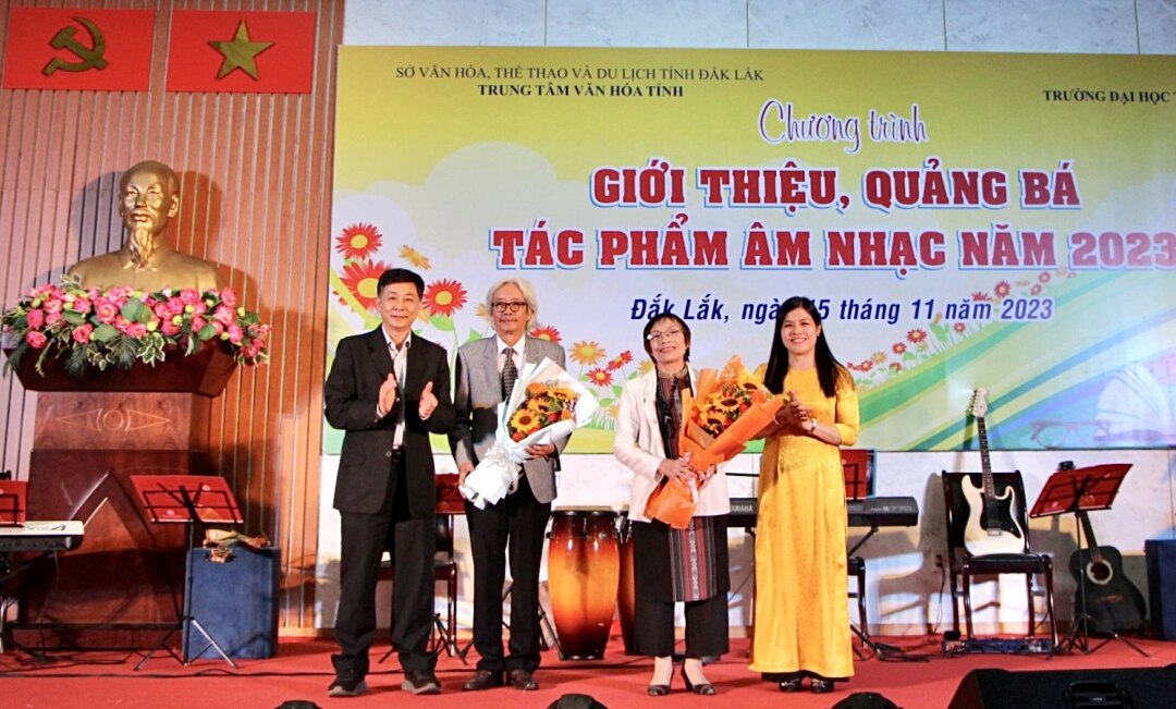 Ban tổ chức tặng hoa cho những tác giả có tác phẩm giới thiệu tại chương trình.