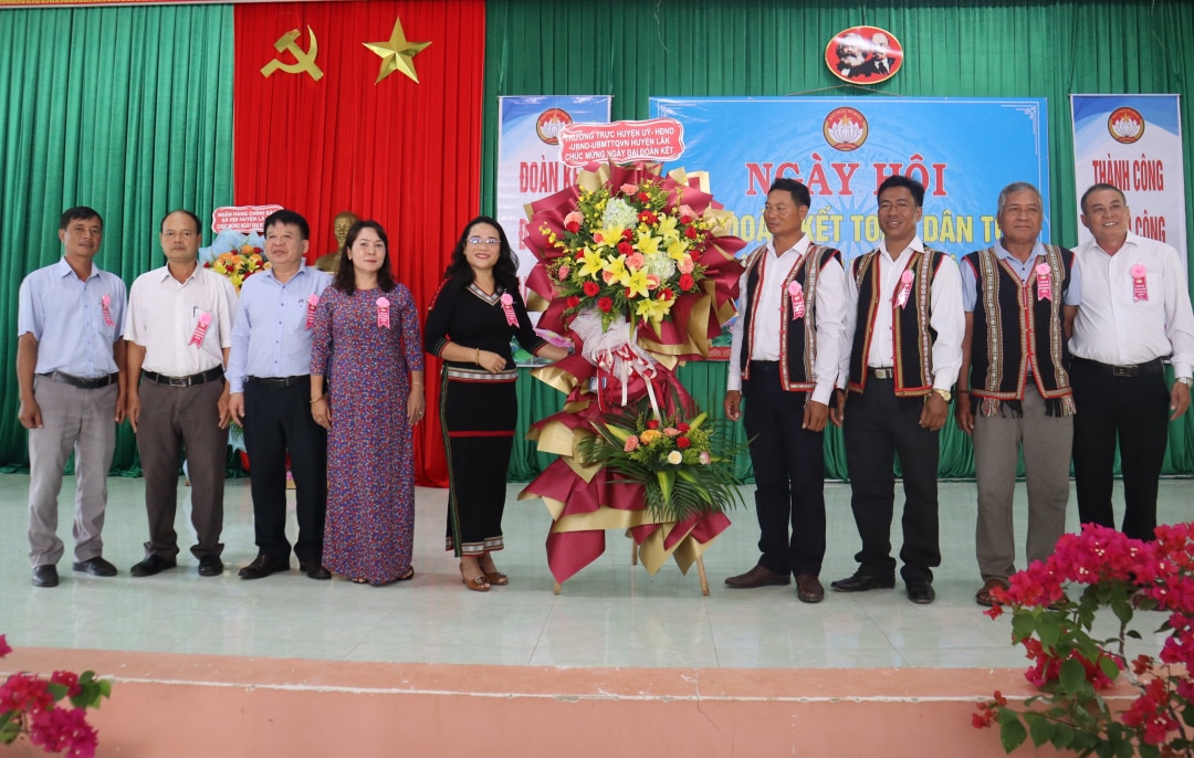 Lãnh đạo huyện Lắk trao lẵng hoa chúc mừng Ngày hội Đại đoàn kết khu dân cư buôn Tría, xã Buôn Tría.