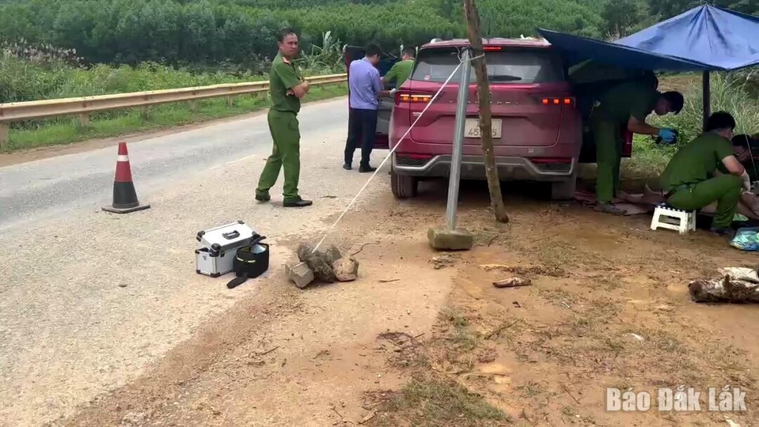 Lực lượng chức năng khám nghiệm hiện trường điều tra nguyên nhân vụ tai nạn.