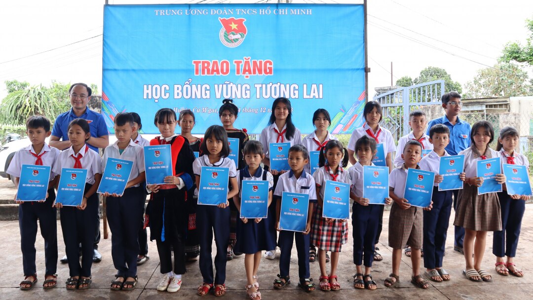 Đại diện các đơn vị trao tặng học bổng cho học sinh khó khăn. 