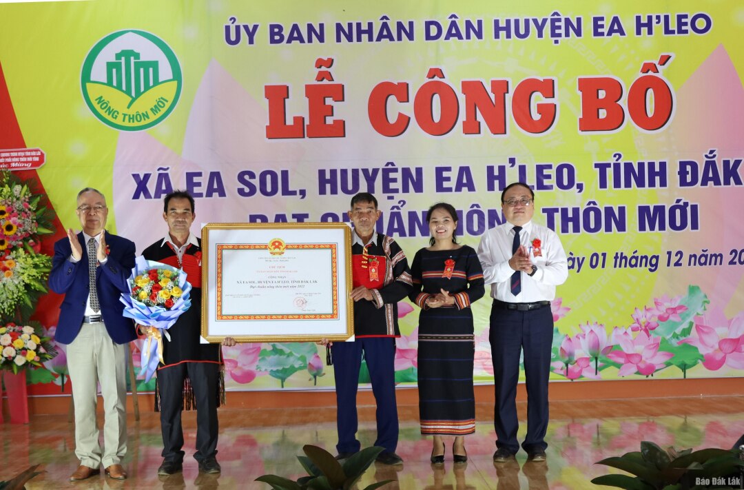 Lãnh đạo xã Ea Sol đón nhận Quyết định Công nhận xã đạt chuẩn NTM.