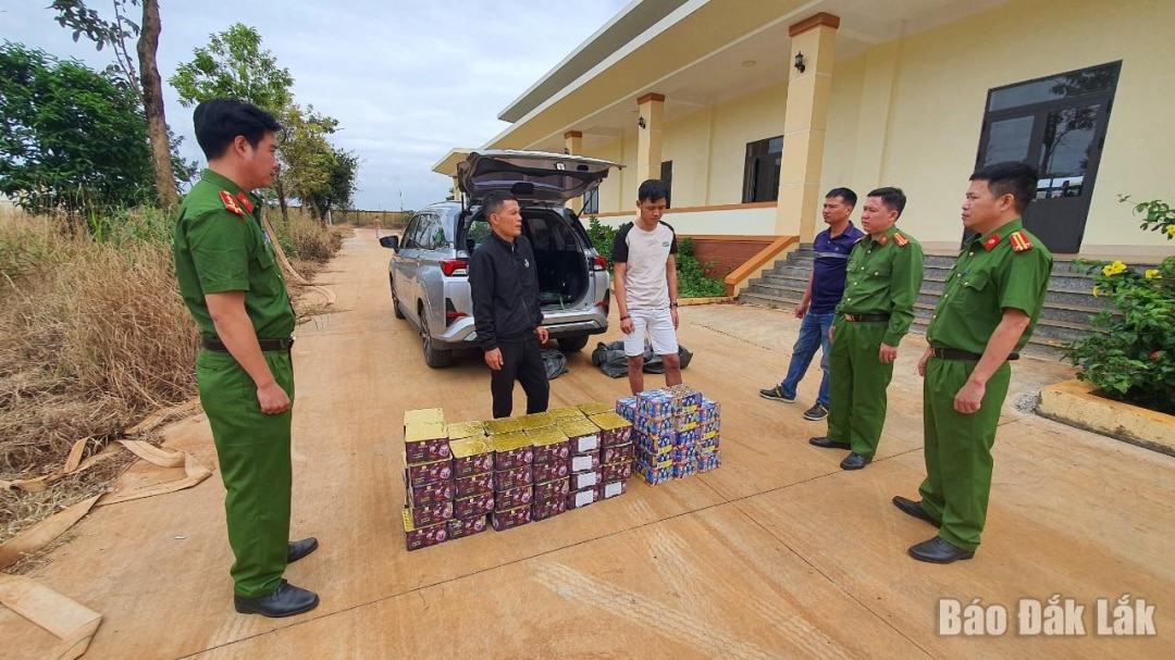 Lực lượng công an làm việc với Tiến và Quý.