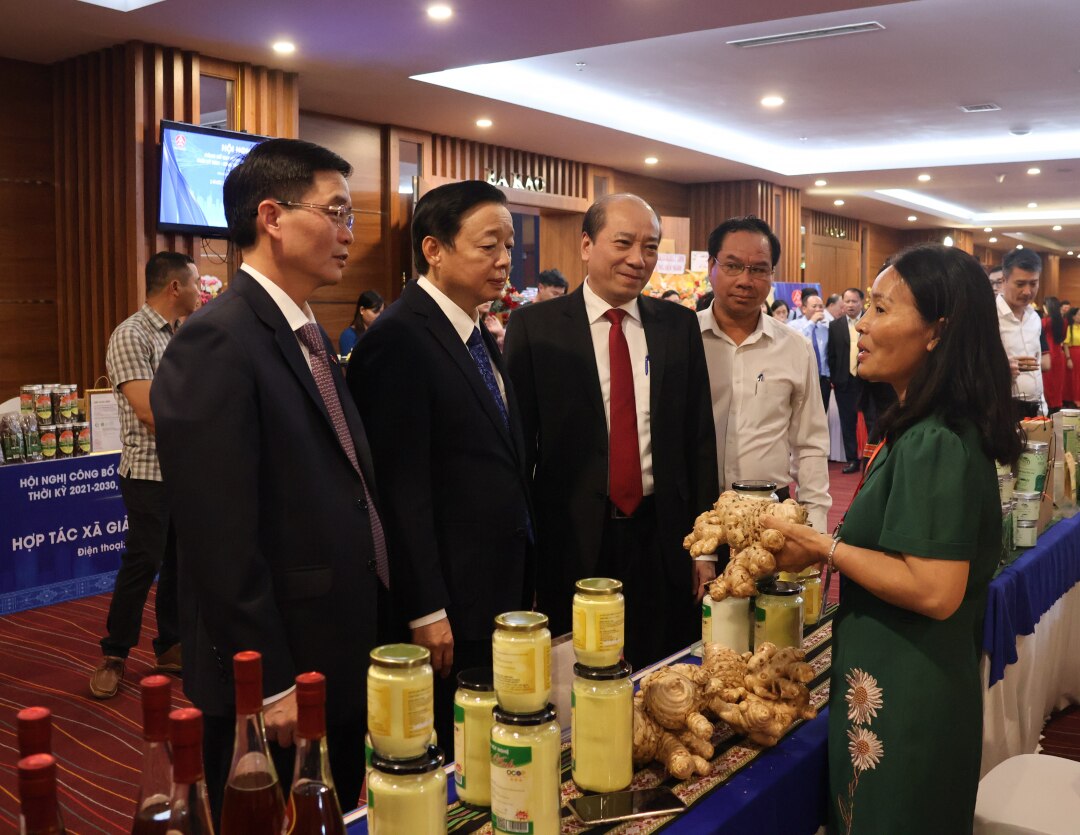 Phó Thủ tướng Chính phủ Trần Hồng Hà và các đồng chí lãnh đạo tỉnh Đắk Lắk tham quan một gian hàng đặc sản địa phương trưng bày tại hội nghị