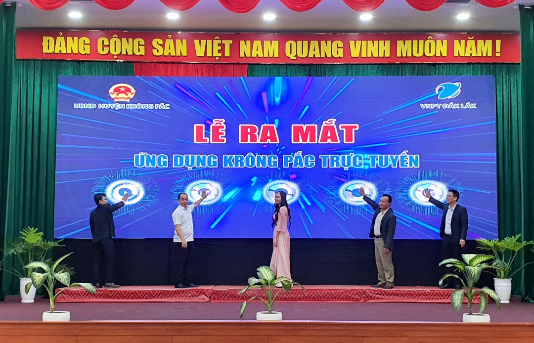 Lãnh đạo huyện Krông Pắc và VNPT Đắk Lắk khởi động hệ thống vận hành ứng dụng Krông Pắc trực tuyến.