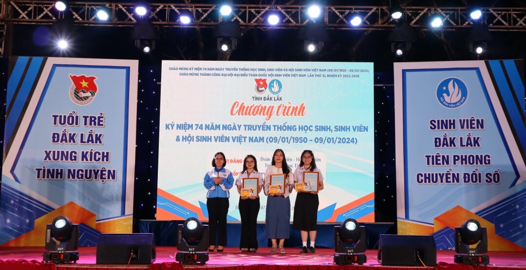 trao Giấy chứng nhận đạt danh hiệu “Sinh viên 5 tốt” cấp tỉnh năm học 2022 – 2023 cho 3 tập thể