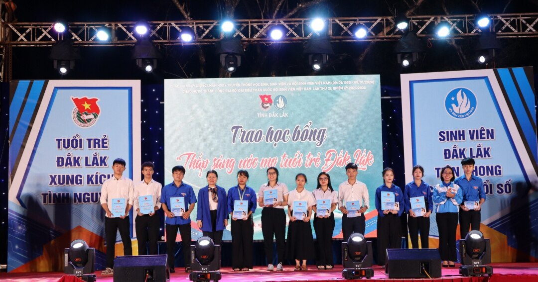 tặng học bổng