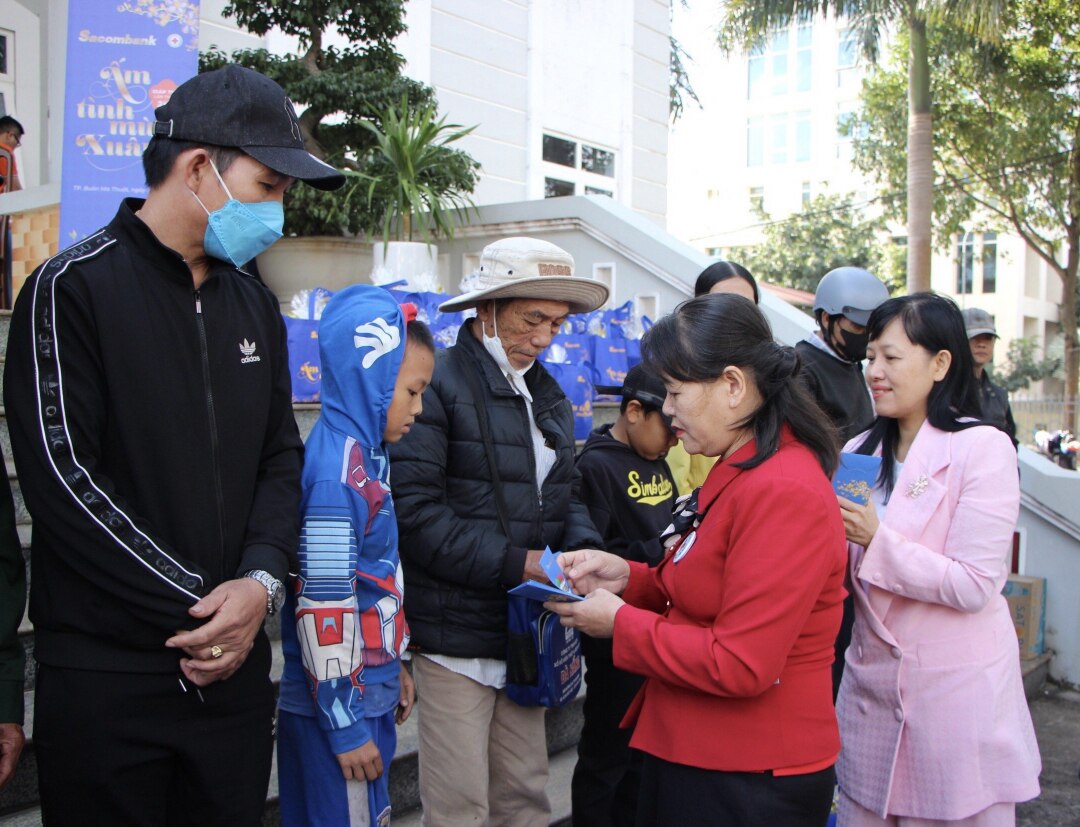 Đại diện Hội CTĐ tỉnh trao bao lì xì cho người nghèo trên địa bàn tỉnh.