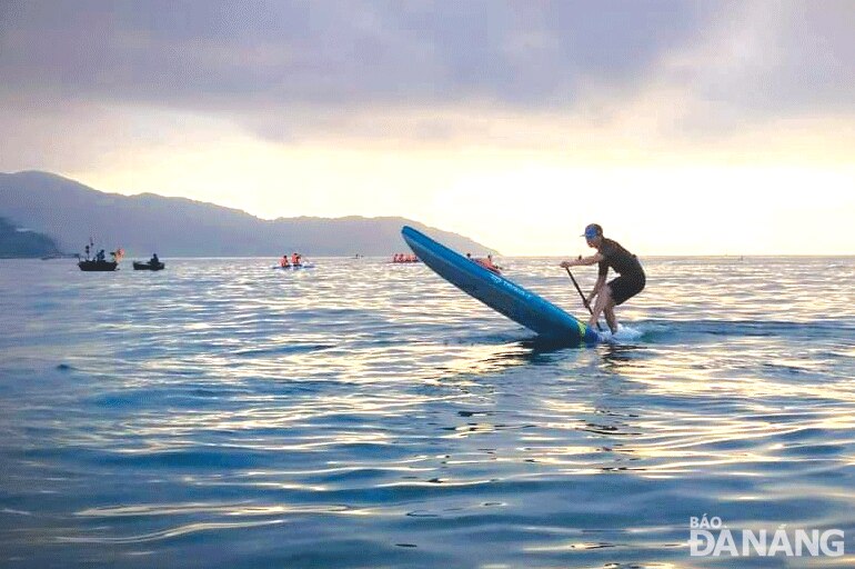 Chèo SUP không chỉ là môn thể thao giải trí mà còn có thể sử dụng để thực hiện các hoạt động cứu hộ, cứu nạn.Ảnh: K.H