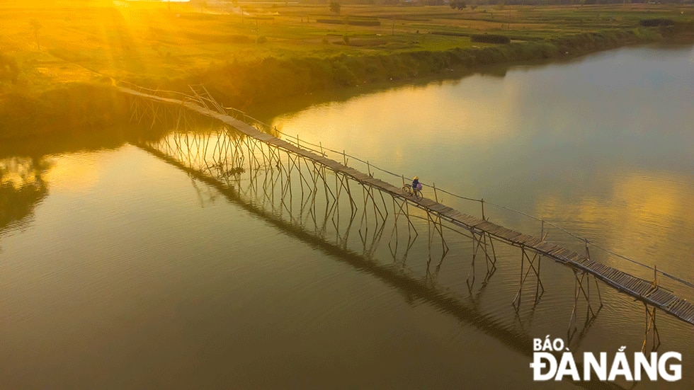 Cầu được làm bằng tre, chiều dài lên đến hàng chục mét, bề ngang chưa đến một mét, cao hơn hẳn so với mặt nước và có tay vịn một bên. Cây cầu tre đơn sơ tựa như tấm lụa vắt qua dòng sông Vĩnh Điện tạo nên một bức tranh làng quê tuyệt đẹp.	