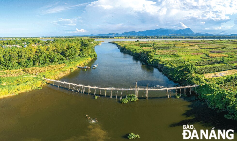 Trước đây, người dân thôn Cẩm Đồng muốn sang bãi bồi Gò Đình bên kia sông canh tác nông nghiệp đều phải chèo ghe sang. Sau vì quá bất tiện, các hộ dân nơi đây góp sức làm cây cầu tre nhằm thuận tiện trong canh tác.	