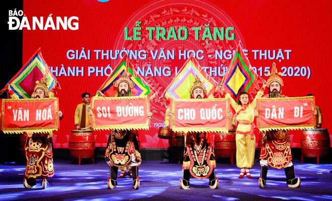 Các nghệ sĩ Nhà hát tuồng Nguyễn Hiển Dĩnh biểu diễn tại lễ trao tặng giải thưởng văn học - nghệ thuật thành phố lần thứ 4 (giai đoạn 2015-2020) diễn ra tháng 8-2022. Ảnh: XUÂN DŨNG