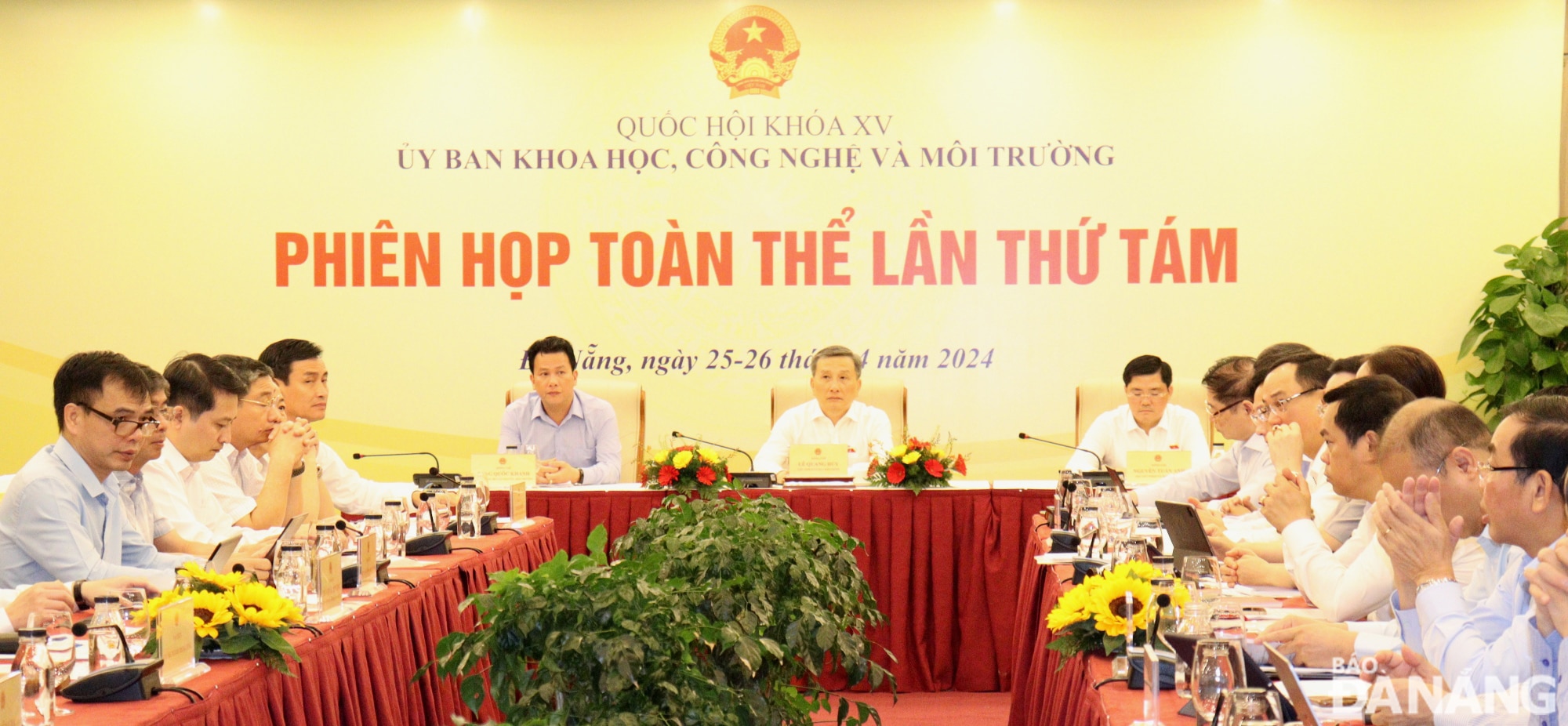 Quang cảnh phiên họp toàn thể lần thứ 8 của Ủy ban Khoa học, công nghệ và môi trường của Quốc hội. Ảnh: HOÀNG HIỆP