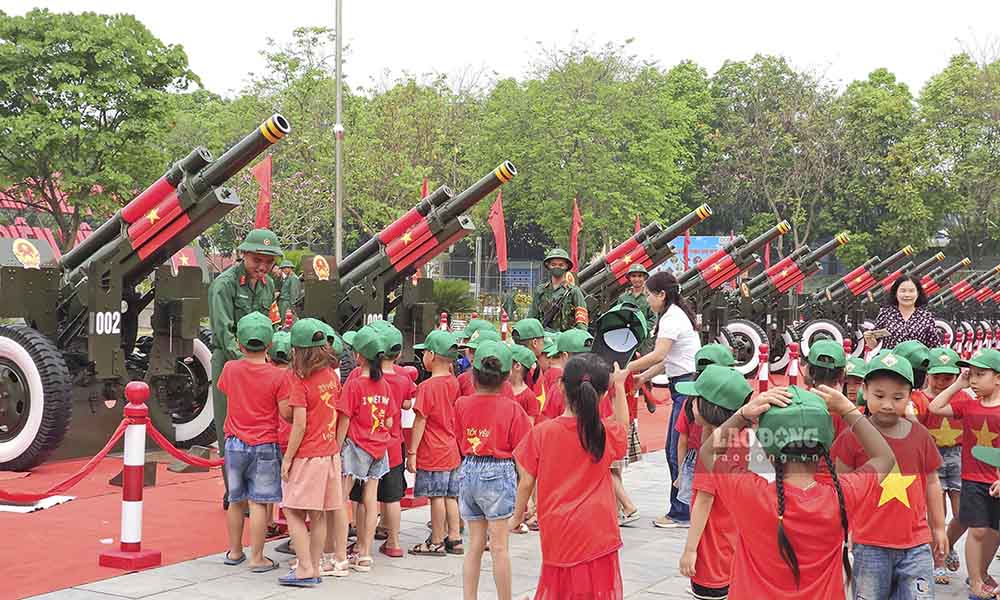 Trong thời gian chuẩn bị cho lễ kỷ niệm, rất nhiều người dân và du khách đến chiêm ngưỡng và chụp ảnh lưu niệm cùng dàn pháo lễ tại khuôn viên Bảo tàng Chiến thắng lịch sử Điện Biên Phủ.