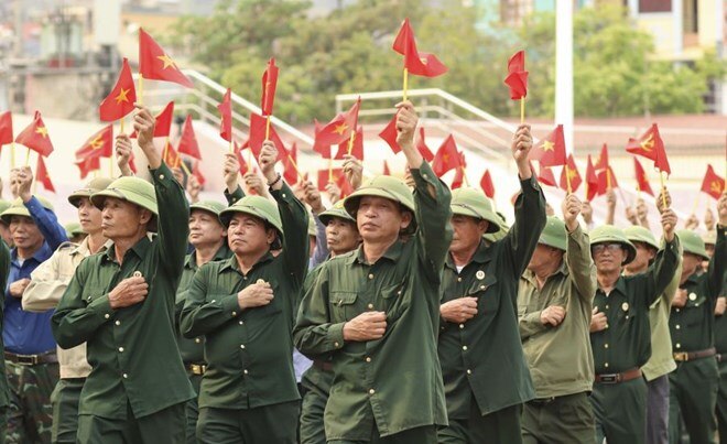 Hàng nghìn người hăng say luyện tập với khí thế hào hùng của Điện Biên năm xưa