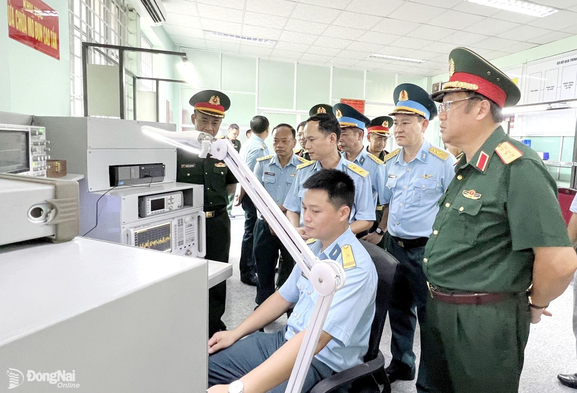 Thượng tướng Phạm Hoài Nam và đoàn công tác kiểm tra tại các xưởng sản xuất của Nhà máy A29