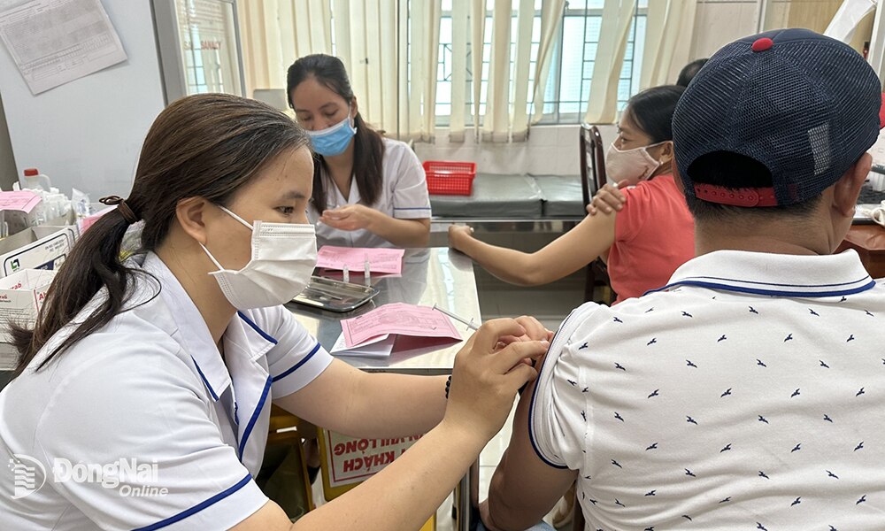 Người dân tiêm vaccine phòng dại tại Trung tâm Kiểm soát bệnh tật tỉnh