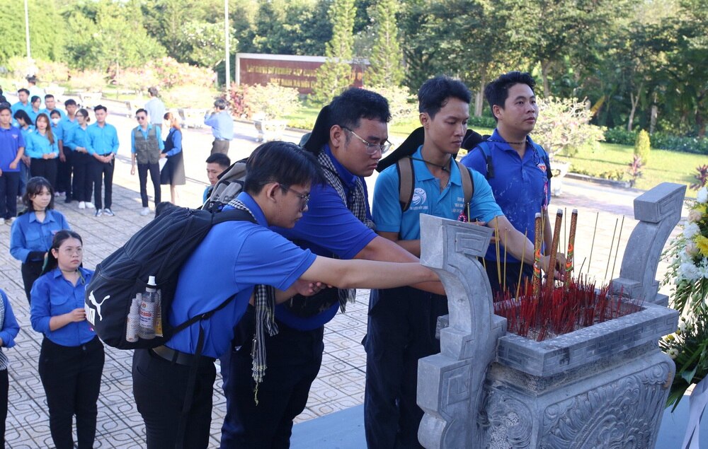 Các trại sinh tham gia trại rèn luyện Hào khí Đồng Nai dâng hương tại Nghĩa trang liệt sĩ H.Nhơn Trạch trước khi làm thủ tục nhập trại (Ảnh: Hội LHTN tỉnh cung cấp)