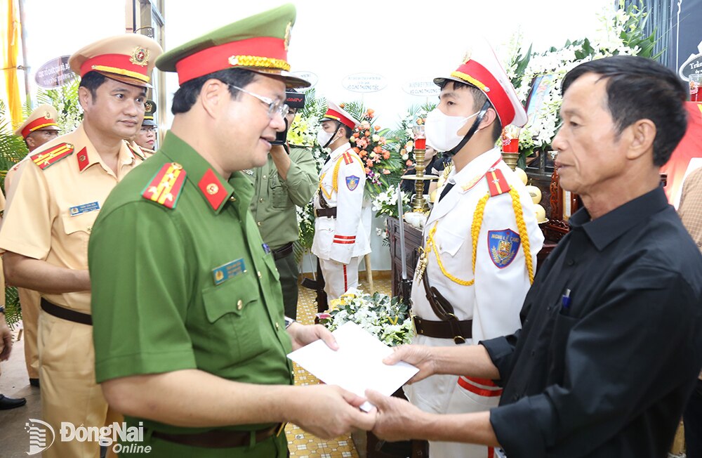 Đại tá Trần Anh Sơn, Phó giám đốc Công an tỉnh chia sẻ đau thương, mất mát với gia đình liệt sĩ, đại uý Lê Ánh Sáng