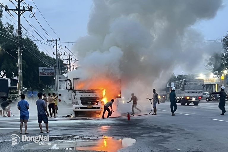 Người dân cùng nhân viên trạm xăng dầu tham gia chữa cháy Ảnh: CTV