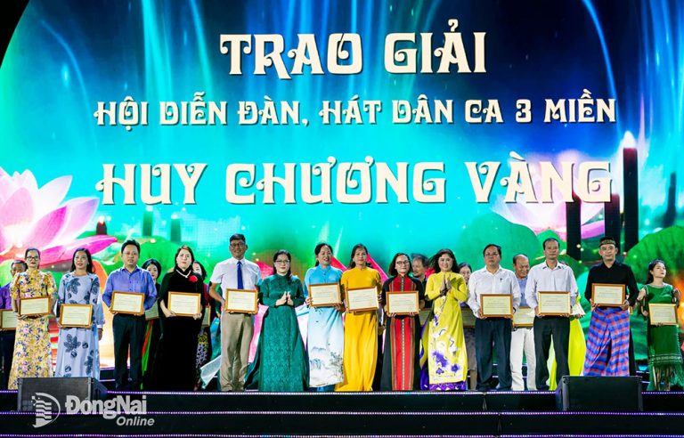 Ban tổ chức trao huy chương vàng chương trình cho các đơn vị (đoàn Đồng Nai thứ 4, từ trái qua) tham gia Hội diễn Đàn, hát dân ca ba miền năm 2023 (Ảnh: CTV)