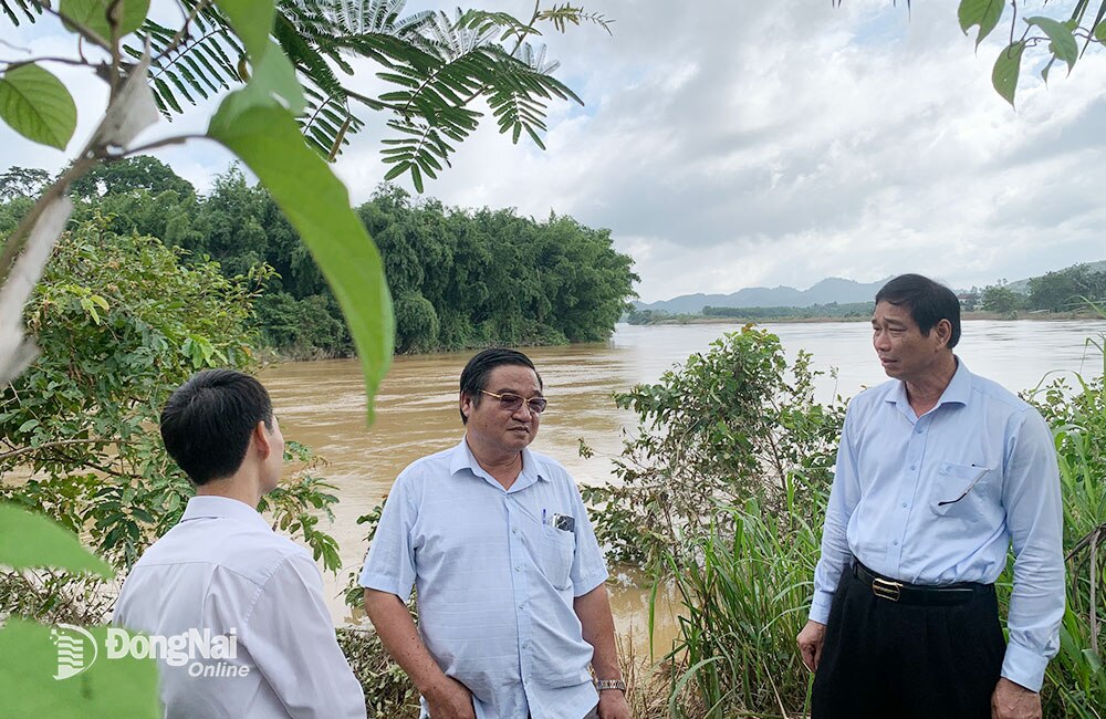 Phó chủ tịch UBND tỉnh Võ Văn Phi (bìa phải) kiểm tra công tác phòng, chống thiên tai tại H.Tân Phú. Ảnh: B.Nguyên