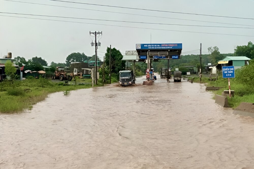 Các phương tiện qua lại khó khăn khi đường chuyên dùng vào cụm mỏ đá Tân Cang bị ngập Ảnh: CTV