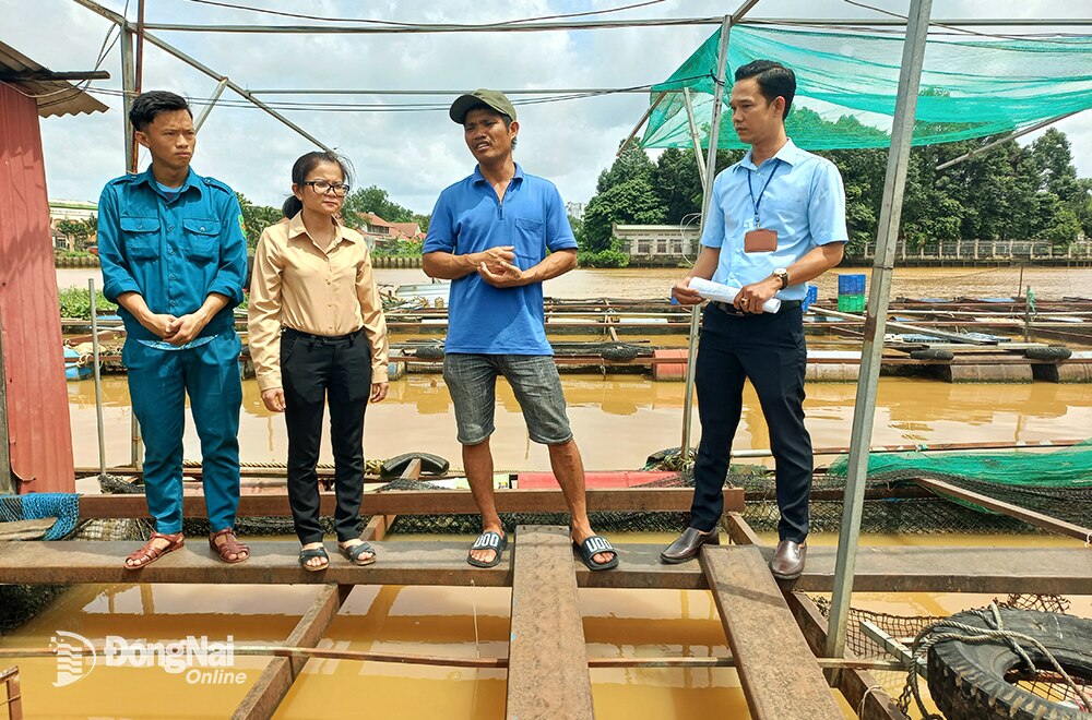 Đoàn kiểm của UBND P. Hiệp Hòa kiểm tra và tuyên truyền các biện pháp phòng tránh lũ tại làng cá bè trên sông Cái