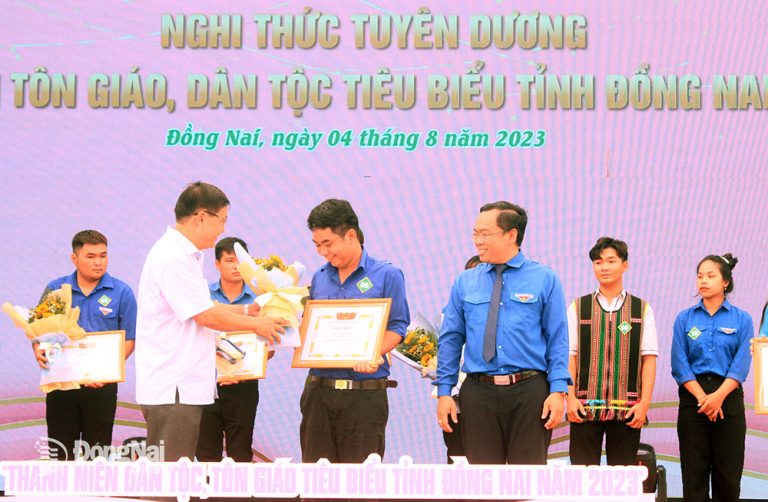 Đại diện Tỉnh đoàn và Huyện ủy Định Quán trao bằng khen và hoa thanh niên dân tộc tiêu biểu