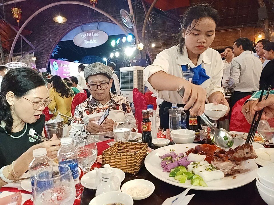 Ông Arnold Đặng Trung Hiếu - Đại sứ toàn cầu ẩm thực (OMG) tại Việt Nam thưởng thức và khen ngợi các món ngon của Đồng Nai, trong đó có gỏi bưởi, xôi chiên phồng, heo quay Tài Ký.