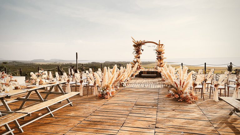 Toàn cảnh sân khấu sàn gỗ, nơi diễn ra tiệc cưới với “background triệu đô” nhìn ra hồ Trị An