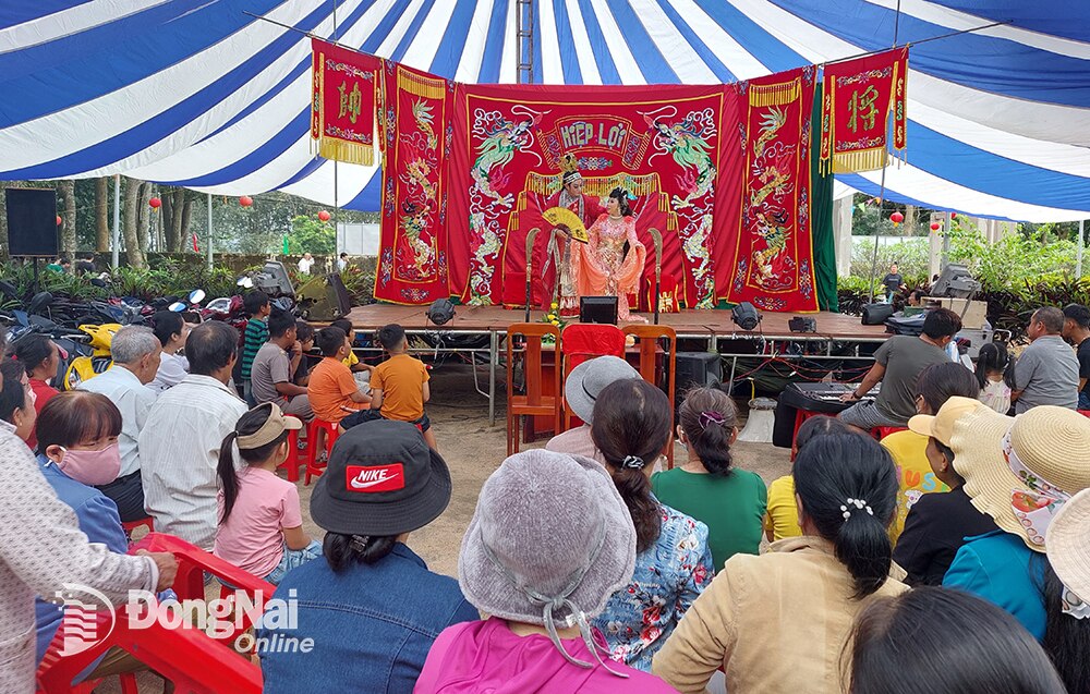 Người dân trên địa bàn thành phố Long Khánh tham gia Lễ hội Vía ông Đá mộ cự thạch Hàng Gòn.