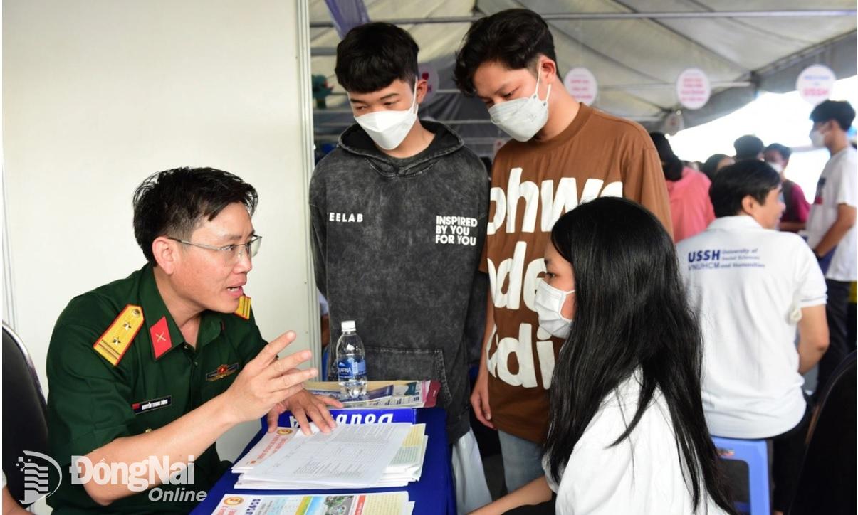 Cán bộ tuyển sinh Trường sĩ quan Lục quân 2 (P.Tam Phước, thành phố Biên Hòa) tư vấn cho thí sinh quan tâm đến tuyển sinh vào trường quân đội. Ảnh: DUYÊN PHAN