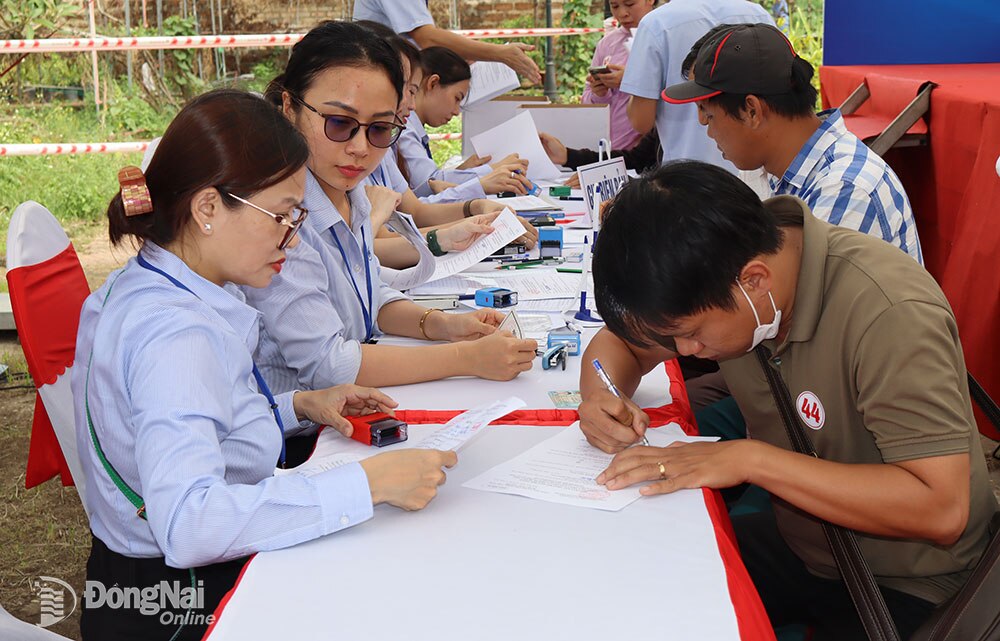 Người dân làm thủ tục khi bốc thăm mua nhà ở xã hội tại Dự án Nhà ở xã hội A6-A7, phường Quang Vinh, thành phố Biên Hòa. Ảnh: H.Lộc