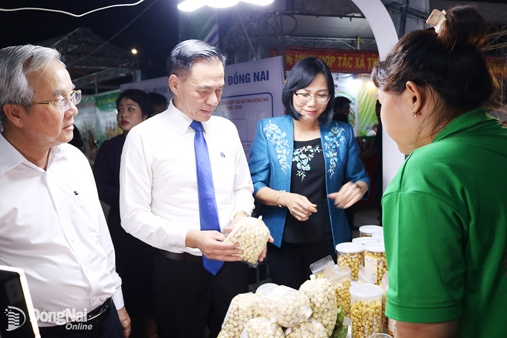 Lãnh đạo tỉnh và lãnh đạo Liên minh Hợp tác xã Việt Nam thăm gian hàng của một hợp tác xã của tỉnh Đồng Nai.