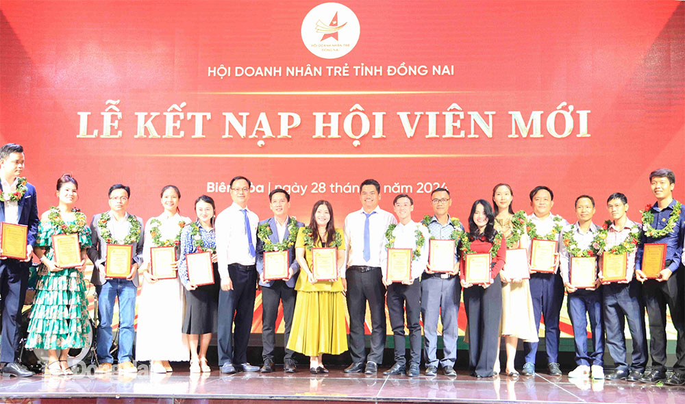 Kết nạp hội viên mới vào Hội Doanh nhân trẻ Đồng Nai. Ảnh: Vương Thế