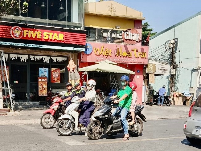 Hôm nay 21-3, nắng nóng tiếp tục diễn ra trên toàn tỉnh với nhiệt độ cao nhất ngày phổ biến từ 35-37 độ C. Ảnh chụp trên đường Hà Huy Giáp (thành phố Biên Hòa). Ảnh: Kim Liễu